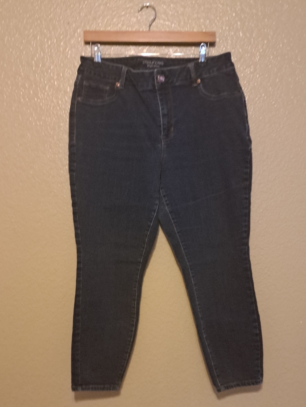 Maurices Dark Blue Ankle Crop Jeans. High Rise. Size 16 W Short.